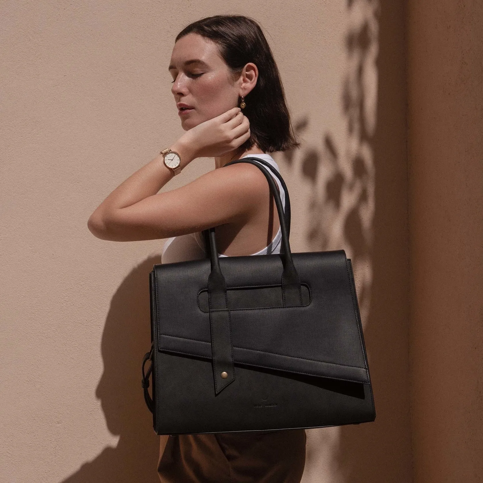 Essential Bag black shoulder bag with 13 inch laptop compartment