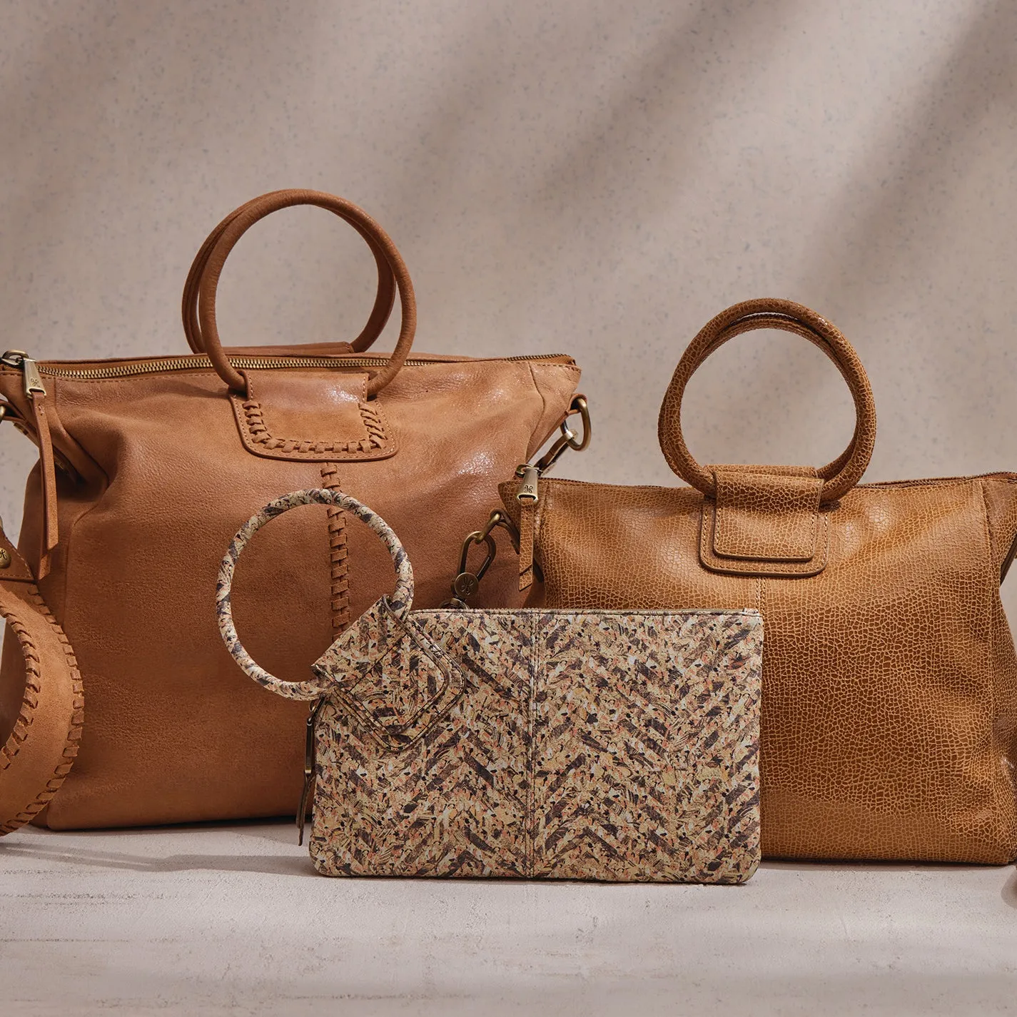 Sable Wristlet In Printed Leather - Neutral Mosaic Print