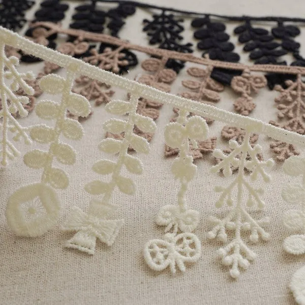 Scandi Flowers Trim, Ivory by Hirvi