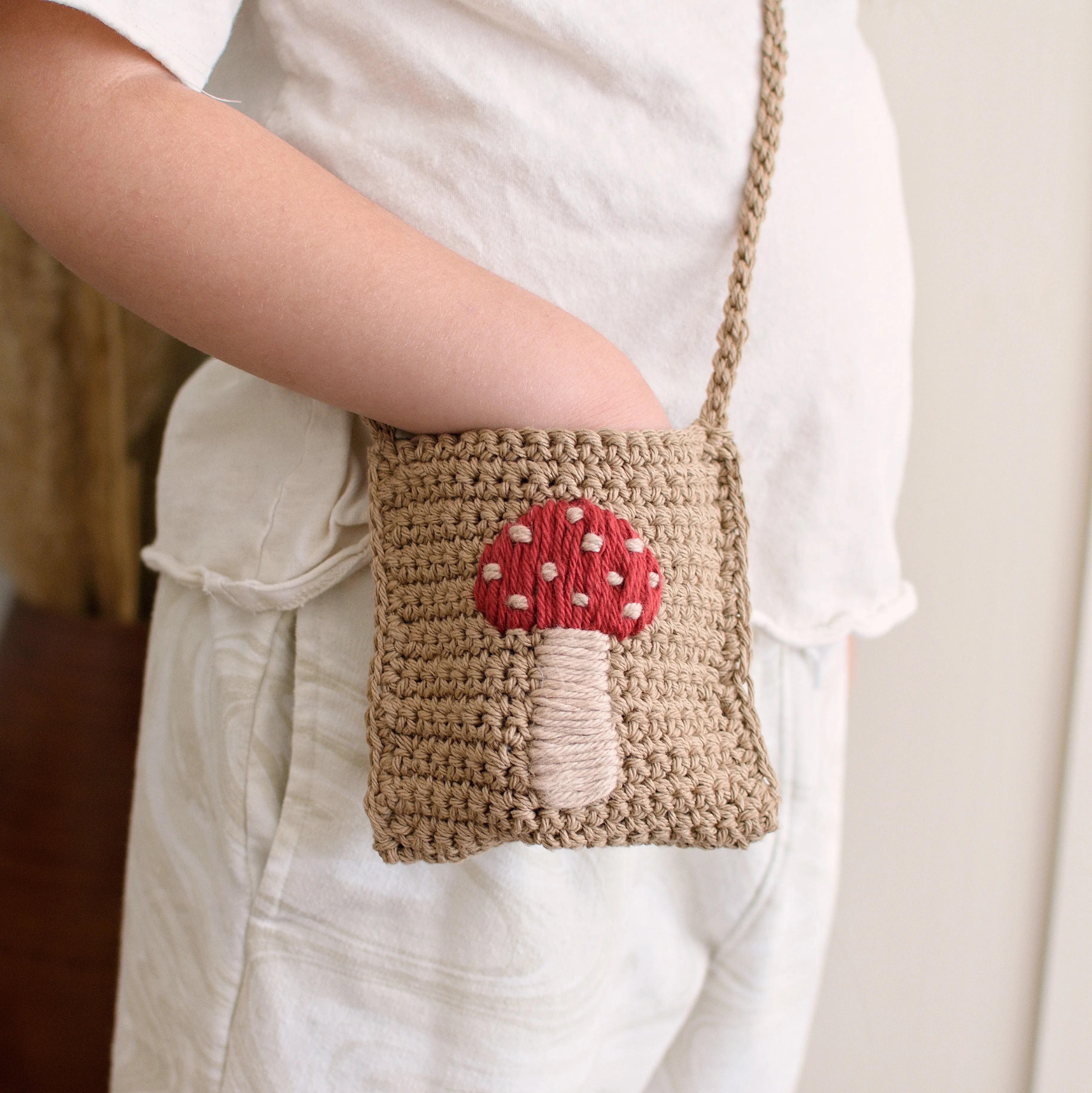 Toadstool Crochet Crossbody Bag (brown)
