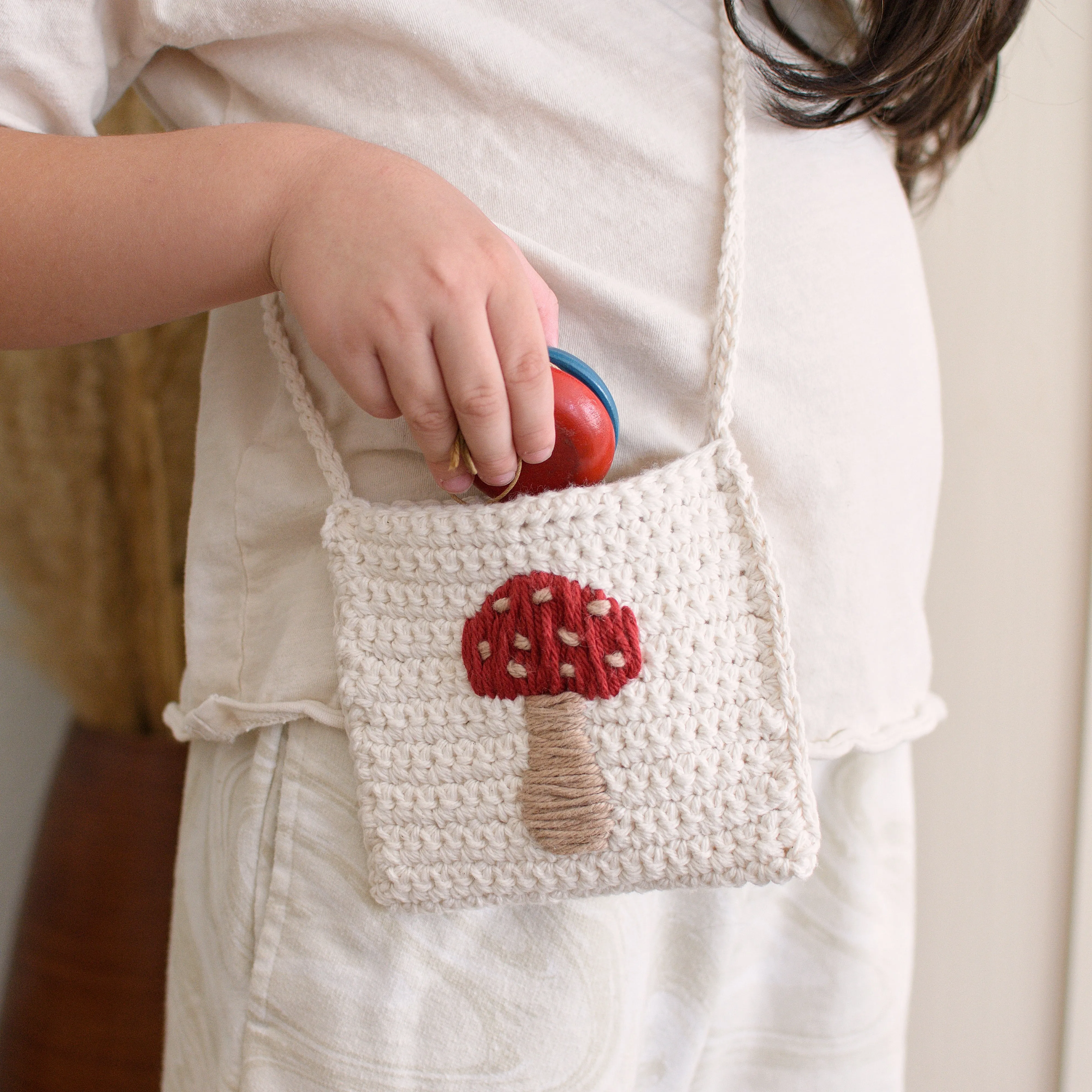 Toadstool Crochet Crossbody Bag (white)